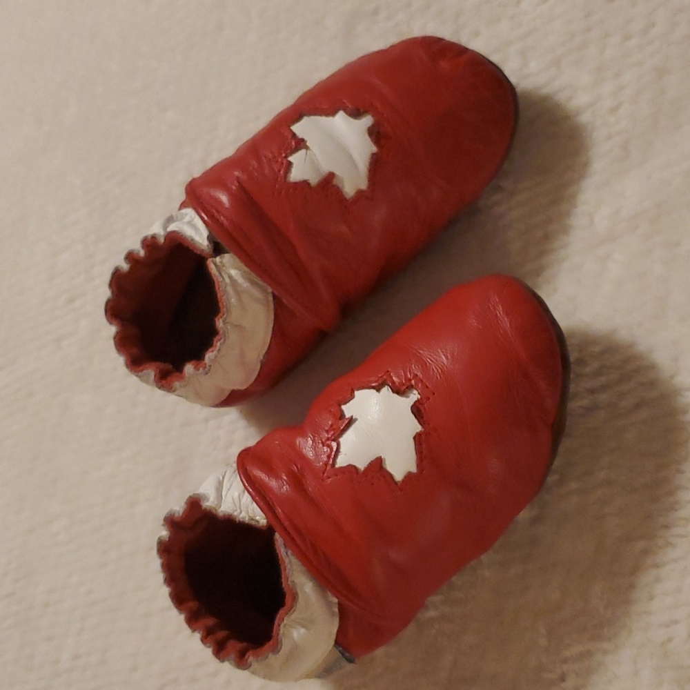 Robeez Canada Maple Leaf Leather Shoes 🍁 - Size 18-24 months